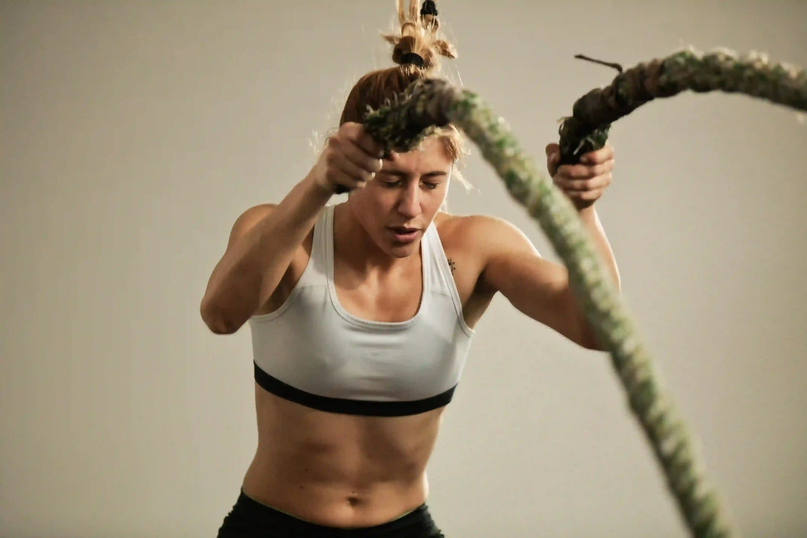 Mulher competindo em crossfit