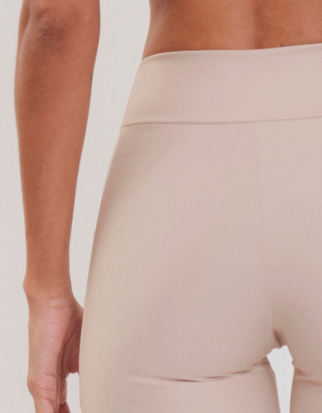 Bermuda Fitness Feminina Off White Com Bolso - Legbox